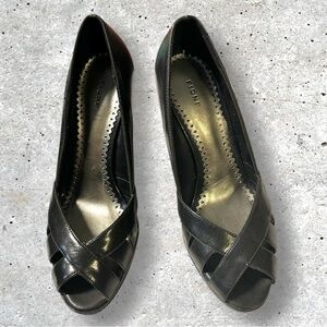 FIONI Black Cross Strap Heels. Size 8